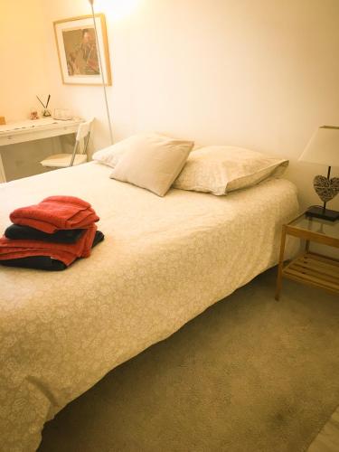 un lit avec deux oreillers dessus dans une chambre dans l'établissement Double Room with Balcony, à Paris