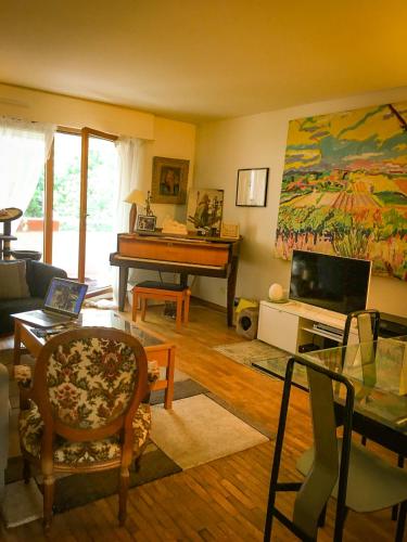 un salon avec une table et un piano dans l'établissement Double Room with Balcony, à Paris