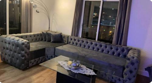 - un canapé en cuir dans le salon avec une table dans l'établissement Appartement avec jacuzzi, à Meudon