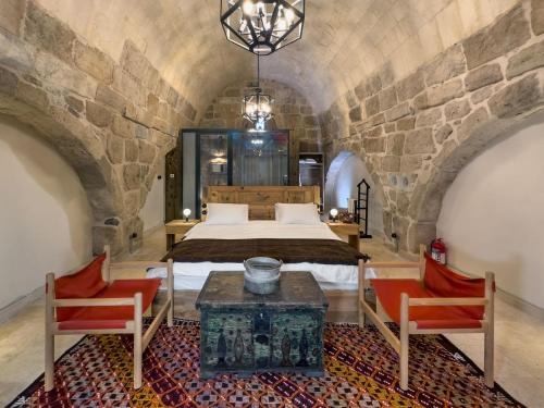 En eller flere senge i et værelse på Obruk Kervansaray Museum Hotel