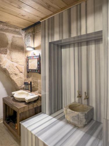 Et badeværelse på Obruk Kervansaray Museum Hotel