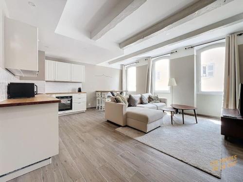 un salon blanc avec un canapé et une table dans l'établissement Vieux-Port view - Ultra center - Air conditioning - Les Frères de la Loc', à Marseille