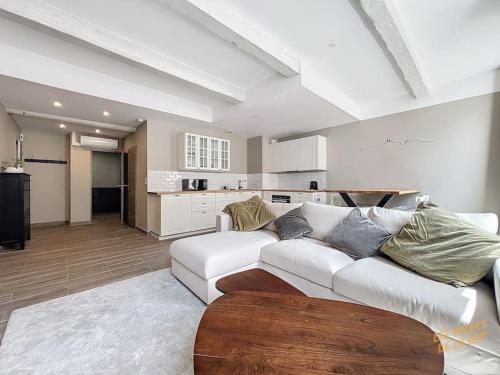 un salon avec un canapé blanc et une cuisine dans l'établissement Vieux-Port view - Ultra center - Air conditioning - Les Frères de la Loc', à Marseille