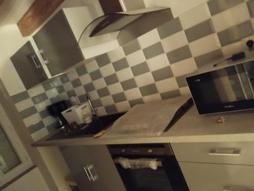 una cocina con fregadero y encimera en Chez Véro, en Couhé-Verac