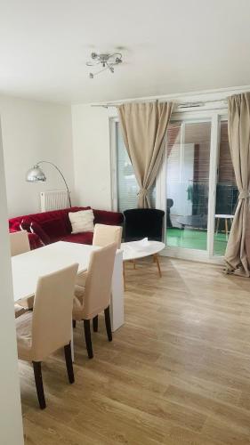 un salon avec une table, des chaises et un canapé dans l'établissement Arena La defense nanterre prefecture, à Nanterre