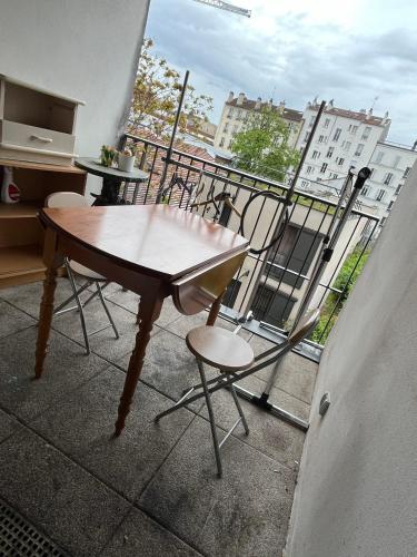 a wooden table and two chairs on a balcony at 幸福小屋 in Pantin