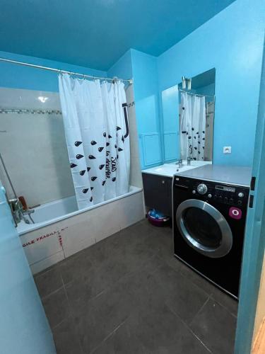 a bathroom with a washing machine and a shower at 幸福小屋 in Pantin