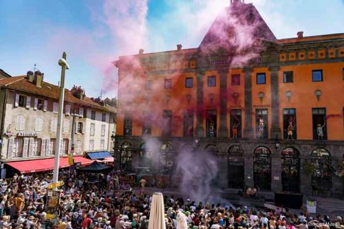 une foule de personnes debout devant un bâtiment dans l'établissement Vermenouze, à Aurillac
