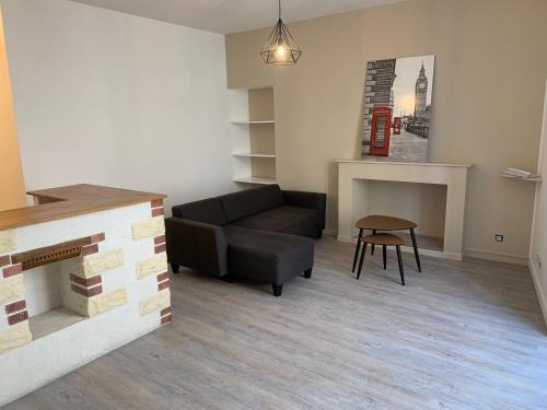 un salon avec un canapé et une table dans l'établissement Vermenouze, à Aurillac