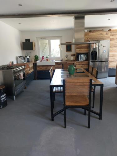 une grande cuisine avec une table et des chaises en bois dans l'établissement Maison à louer, à Néoules