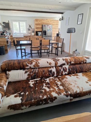 - un grand canapé dans le salon dans l'établissement Maison à louer, à Néoules