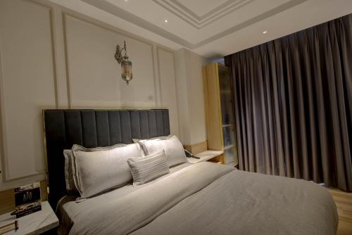 Postel nebo postele na pokoji v ubytování EMPIRE PLATINUM SUITES,New Delhi