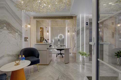 Koupelna v ubytování EMPIRE PLATINUM SUITES,New Delhi