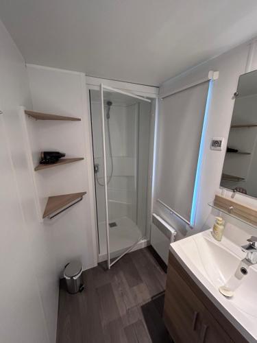 une salle de bain avec douche et lavabo dans l'établissement Mobil Home 2 chambres, 4 à 6 personnes, Vias Plage, Camping La Carabasse - 4 étoiles, à Vias