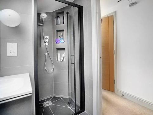 Ένα μπάνιο στο 3 Bed House in central Richmond with driveway parking