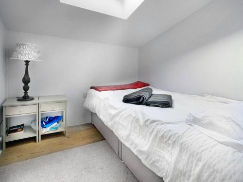 Ένα ή περισσότερα κρεβάτια σε δωμάτιο στο 3 Bed House in central Richmond with driveway parking