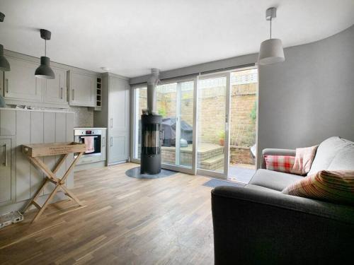 a living room with a couch and a kitchen at 3 Bed House in central Richmond with driveway parking in Richmond