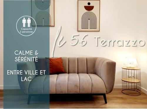 - un salon avec un canapé et un panneau dans l'établissement Appartements LE 56, calme, entre ville et lac - SEJOURAIXLESBAINS, à Aix-les-Bains