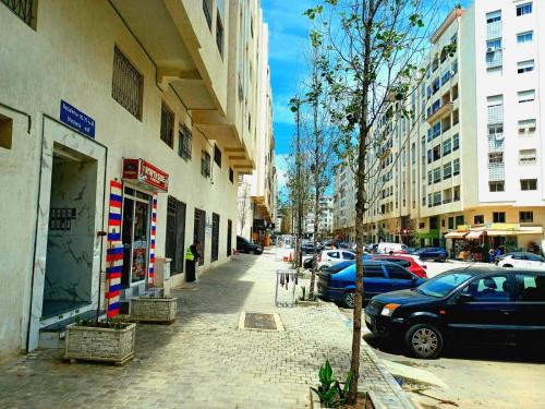 a street with cars parked on the side of a building at EXCELLENT rapport Qualité Prix pour cet Appartement 3 étoiles 2P Tout Confort Clim Reversible Résidence Golf Mesnana Tanger in Tangier