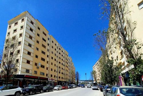 a street with cars parked on the side of a building at EXCELLENT rapport Qualité Prix pour cet Appartement 3 étoiles 2P Tout Confort Clim Reversible Résidence Golf Mesnana Tanger in Tangier