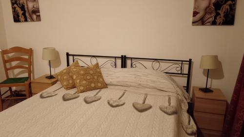 ein Schlafzimmer mit einem Bett mit Herz drauf in der Unterkunft San Nicolò House in Aci Catena