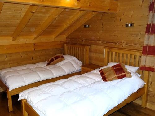 - 2 lits dans une chambre dans une cabane en rondins dans l'établissement Chalet familial aux Gets, 8 pers, 150m des pistes, 4 chambres, 4 SDB, terrasse sud, proche lac - FR-1-802-71, aux Gets