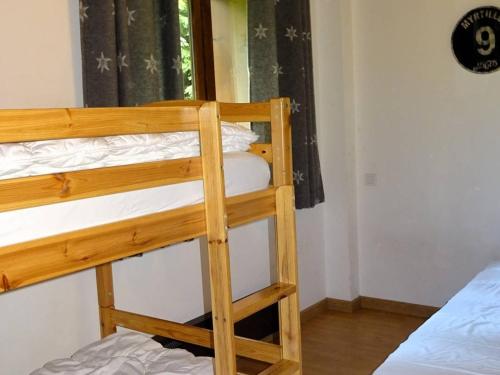 quelques lits superposés dans une chambre dans l'établissement Les Gets Duplex 3P - 6 Pers, Confortable, Garage - FR-1-802-73, aux Gets