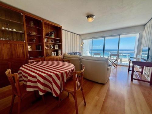 une salle à manger avec une table et une vue sur l'océan dans l'établissement Quiberon - Appartement 2 pièces - 57m² - Animaux admis - Parking - FR-1-478-296, à Quiberon