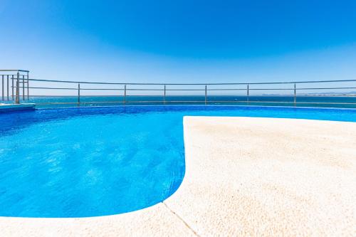 Bazén v ubytovaní KEYWISE Beachhouse OceanBlue Duplex de lujo en primera línea con vistas espectaculares , Solárium privado y piscina alebo v jeho blízkosti