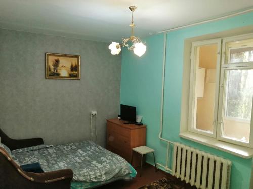 a bedroom with a bed and a window at Apartment for daily rent IND in Chişinău