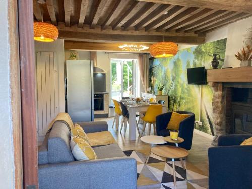 una sala de estar con un sofá y una mesa en Gîte Lenny, en Planchez