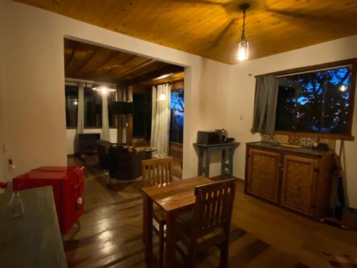 ラブラス・ノーヴァスにあるChalé da Mata Lavras Novasのテーブルとテレビのあるリビングルーム