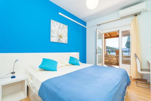 Ένα ή περισσότερα κρεβάτια σε δωμάτιο στο Beachfront Apartment house Hon with pool