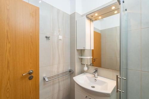 Ένα μπάνιο στο Beachfront Apartment house Hon with pool