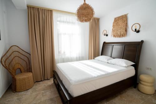 a bedroom with a bed and a window at Vila Valeria in Techirghiol