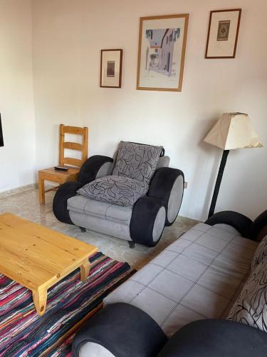 ein Wohnzimmer mit Sofa und Tisch in der Unterkunft Assala Camp in Dahab