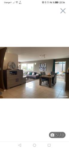 un salon avec un canapé et une table dans l'établissement Villa de vacances, à Le Teil