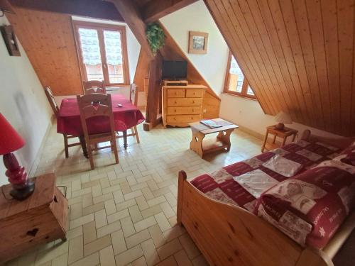 - une chambre avec un lit et une table dans l'établissement Studio cabine 4 pers. 2* au centre de Valloire, proche télécabine et commerces - FR-1-263-62, à Valloire