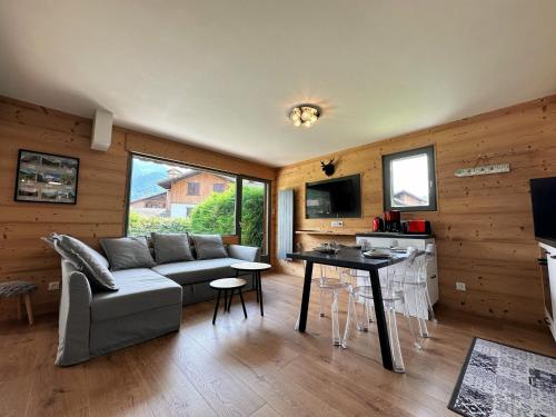 Appartement cosy avec terrasse, proche commerces, ski-bus, et équipements confort (WiFi, TV, garage) - FR-1-624-47