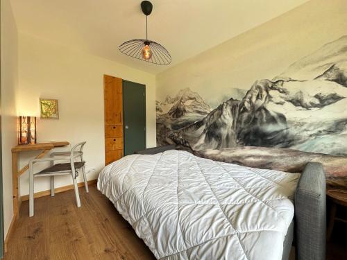une chambre avec un lit et un tableau au mur dans l'établissement Appartement cosy avec terrasse, proche commerces, ski-bus, et équipements confort (WiFi, TV, garage) - FR-1-624-47, à Samoëns