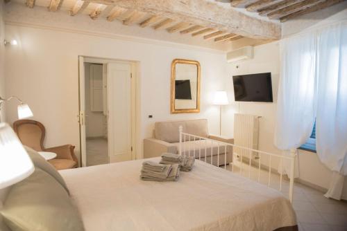 a white room with a bed and a couch at Casa Laurentius in Pisa