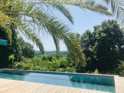 - une piscine avec vue sur la forêt dans l'établissement Superbe villa panoramic Provence, à Montélimar