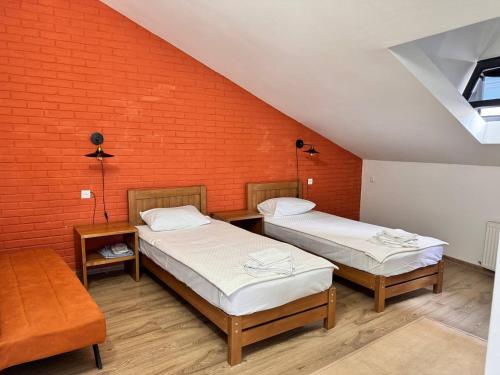 Postel nebo postele na pokoji v ubytování Tbil Inn Hotel