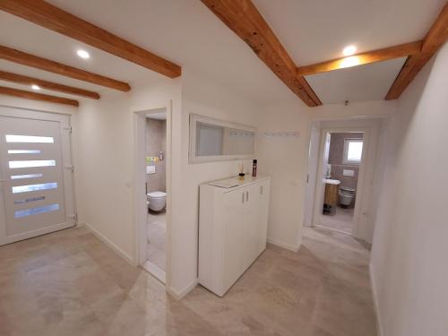 Un baño blanco con inodoro y lavabo. en luxury apartment on top floor, en Podstrana