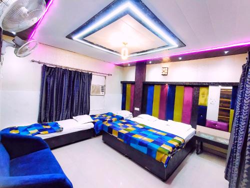 una camera con due letti e un soffitto di Hotel Stay Revoli - Just Half k.m From Golden Temple ad Amritsar