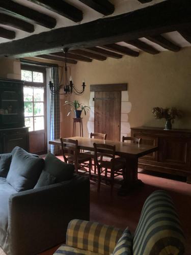 un salon avec un canapé et une table dans l'établissement Gîte de la vallée, à Volnay