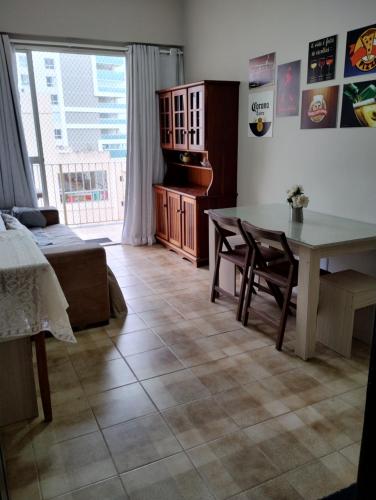 瓜拉派瑞Apartamento Guarapari Castanheiras的带桌子和床的客厅