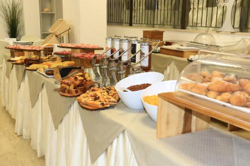 een buffet met zoete deegwaren en andere etenswaren. bij Hotel Diamante in Cattolica
