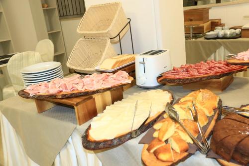 een tafel met verschillende soorten brood en gebak bij Hotel Diamante in Cattolica