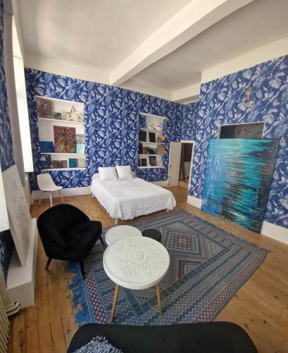 d'un salon avec des murs bleus et une table. dans l'établissement Welcome to Taylorre BRITANY, à Carcassonne